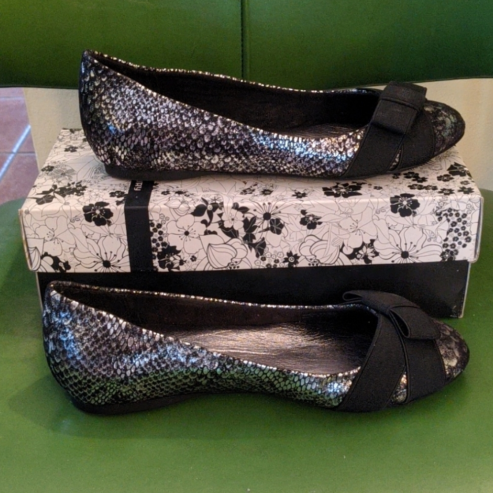 New CL by Laundry Silver Snakeskin Flats